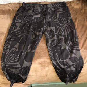 Leaf print grey and black pants